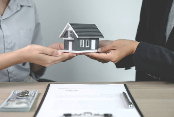 How a Real Estate Lawyer Can Safeguard Your Investment